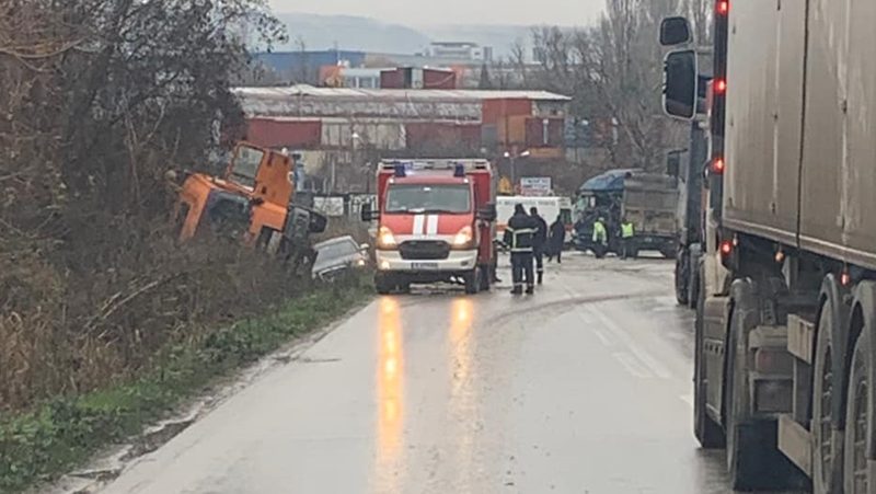 Тежка катастрофа предизвика задръстване по натоварения крайезерен път във Варна.Инцидентът