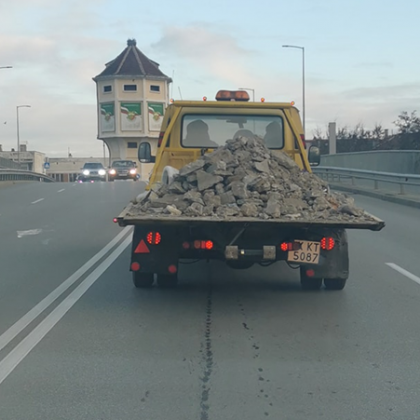 Шофьор щракна камион с необезопасен товар в Димитровград и предупреди