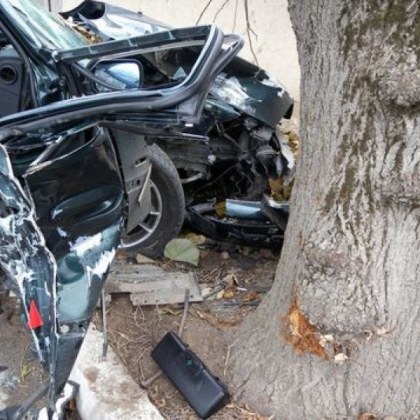 Водач се блъсна в крайпътно дърво на пътя Бургас Варна трима