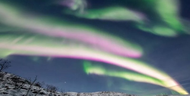 Необичайно полярно сияние се появи над Норвегия. Причината остава загадка СНИМКИ