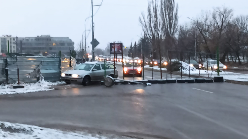Пътят е затворен, но това не е проблем за шофьорите СНИМКИ