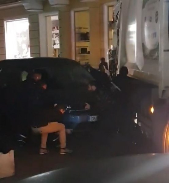 Мъже опитаха да вдигнат кола, паркирана на завой СНИМКИ