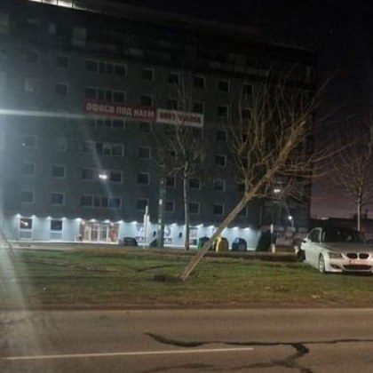 БМВ се озова в градинка в столицата. Граждани: