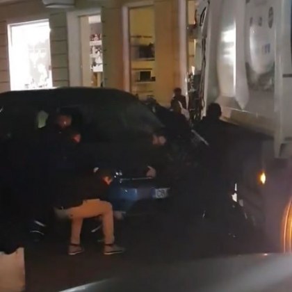 Мъже опитаха да вдигнат кола, паркирана на завой СНИМКИ