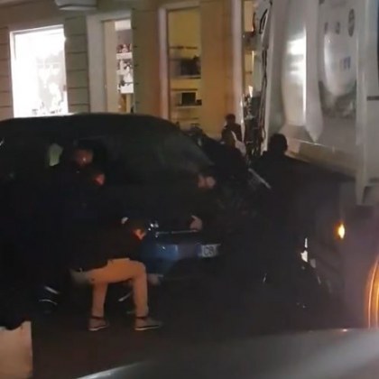 Куриозна ситуация в столицата Мъже опитаха да вдигнат кола която