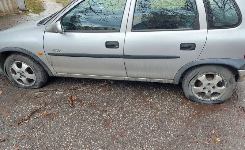 Шофьор завари автомобила си с четири нарязани гуми.Случаят е от