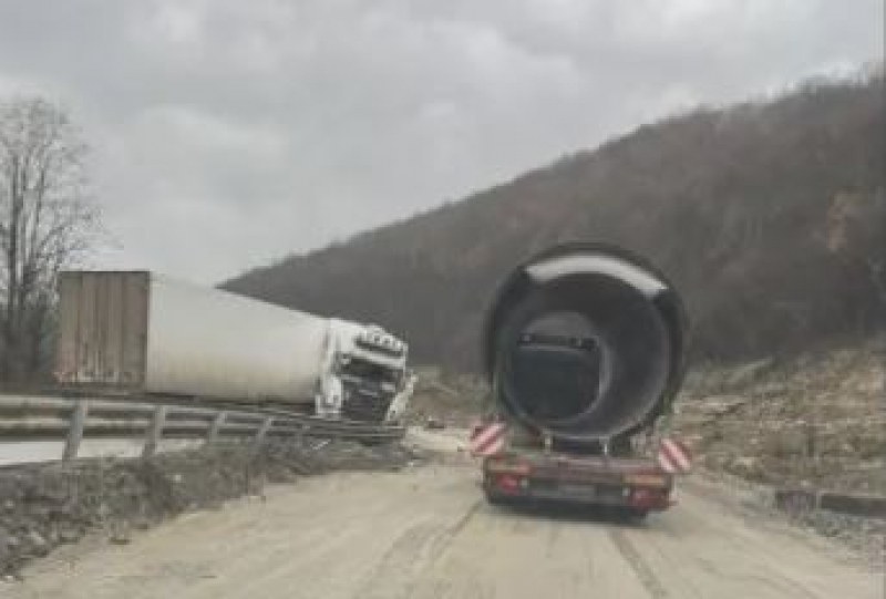 Камион се завъртя на Е-79, блокира пътя СНИМКА