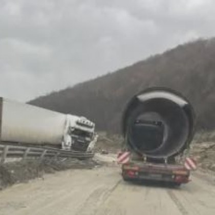 Камион се завъртя на Е-79, блокира пътя СНИМКА