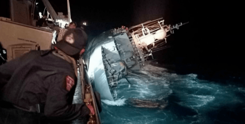 Десетки морски пехотинци изчезнаха при потъването на военен кораб ВИДЕО