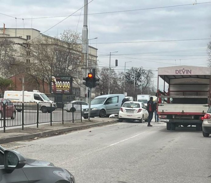 Две коли катастрофираха в Пловдив СНИМКА
