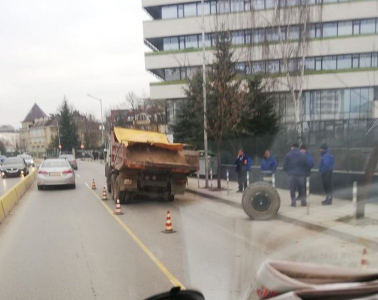 Пътен инцидент стана тази сутрин в София. Гума на тежкотоварен