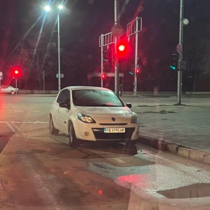 Странно паркиране на светофар озадачи пловдивчани Водачът на Рено е