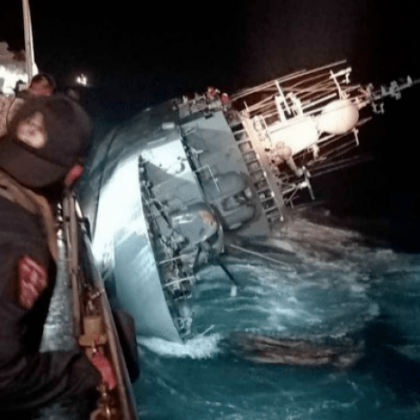 Десетки морски пехотинци изчезнаха при потъването на военен кораб ВИДЕО