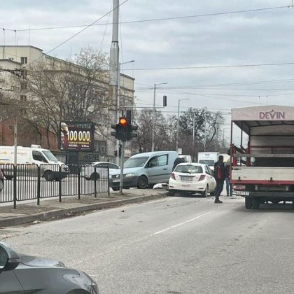 Катастрофа стана преди минути в Пловдив Два леки автомобила са