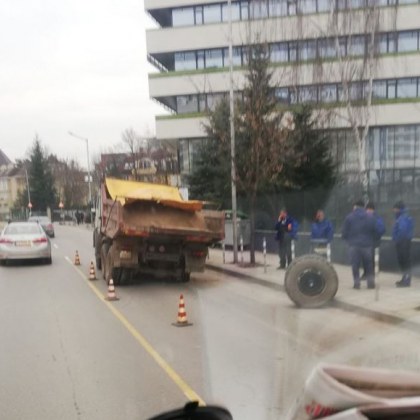 Гума на камион се откачи по време на движение СНИМКА