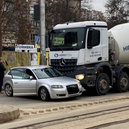 Нов инцидент стана в София Камион с бетонобъркачка и лек