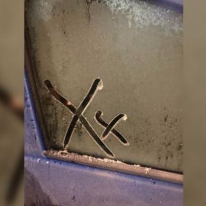 Шофьорка се натъкна на странни символи по автомобила си В