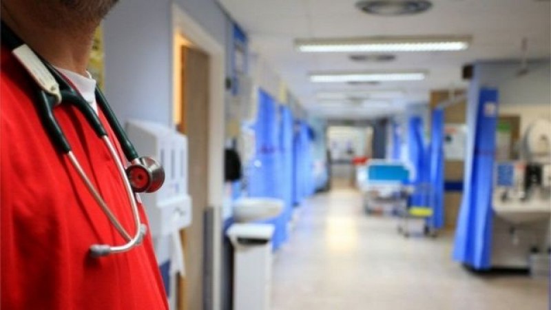 Британските болници трябва да освободят легла, като изпишат пациенти, които