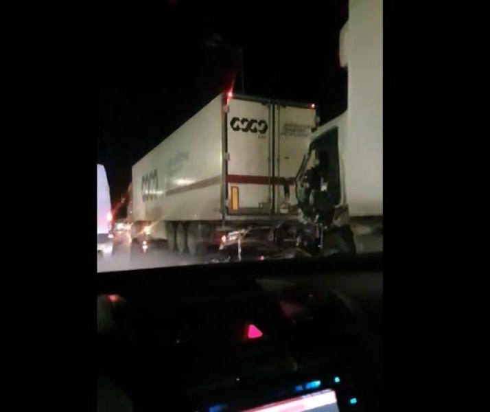 Два тира се блъснаха на Околовръстното в София, вадят шофьор от кабината