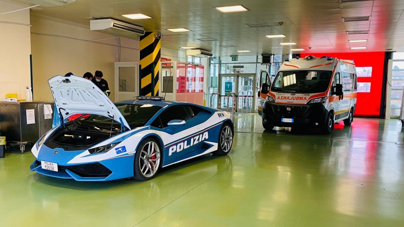 Италианската полиция транспортира органи с Ламборгини  СНИМКИ