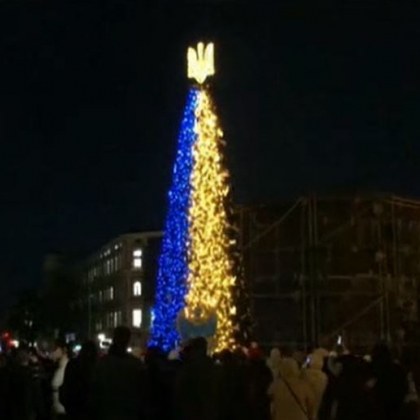 Коледният дух завладя Киев Въпреки тъмнината която се възцари в