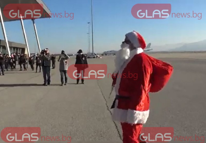 Дядо Коледа кацна на летище Пловдив, раздаде подаръци ВИДЕО