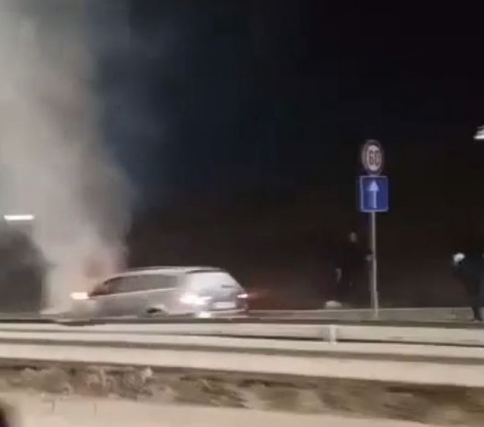 Джип пламна на Околовръстното на София ВИДЕО