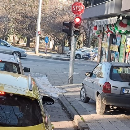 Нагло паркиране ядоса пловдивски шофьори Опел Корса е спрял на