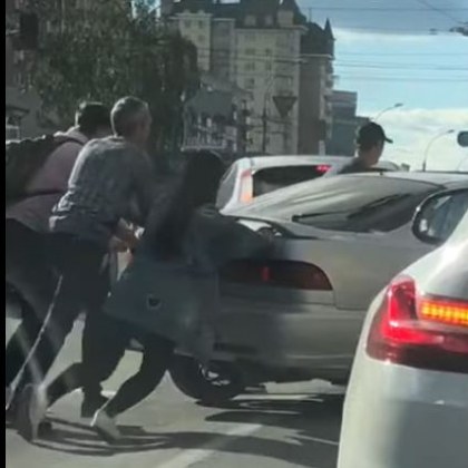 Шофьорка заседна в шахта, момчета извадиха колата!