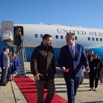 Самолетът с украинския президент Володимир Зеленски кацна във военновъздушна база