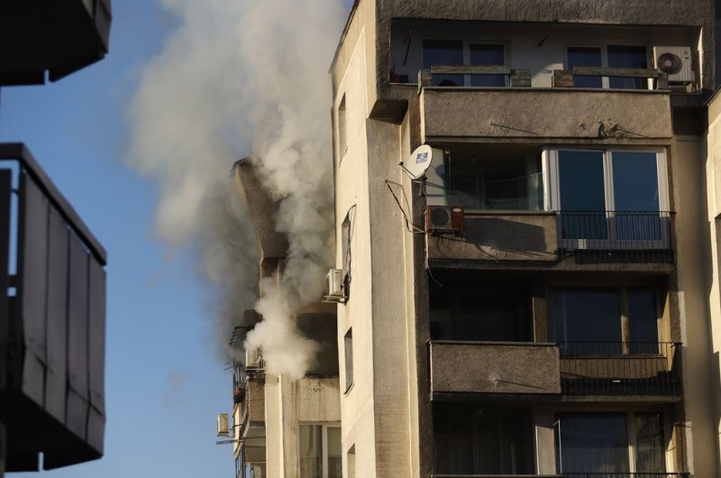 Пожар гори в апартамент в София, жена загина