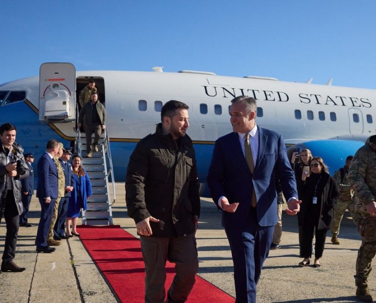 Самолетът с украинския президент Володимир Зеленски кацна във военновъздушна база