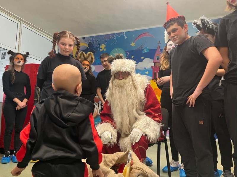 Дядо Коледа зарадва децата от УМБАЛ 