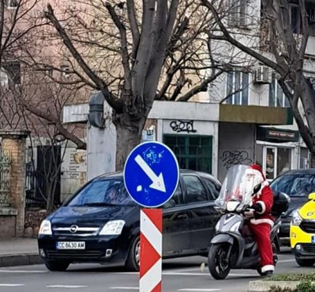 Дядо Коледа подкара скутер, а в рейсовете украсиха СНИМКИ