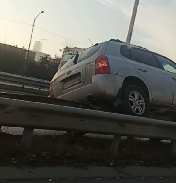 Автомобил катастрофира тази сутрин в София. При инцидента, возилото се