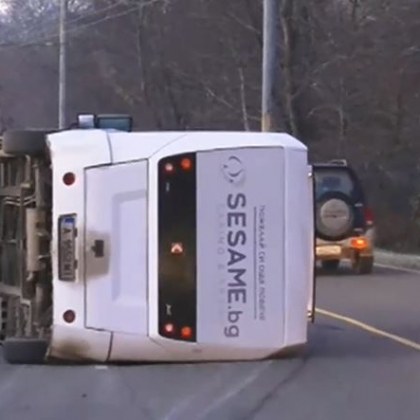 Общински автобус катастрофира в Бургас Инцидентът е станал минути след