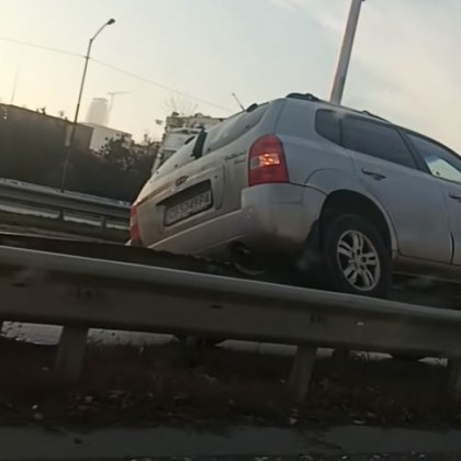 Кола се озова върху мантинела в София ВИДЕО