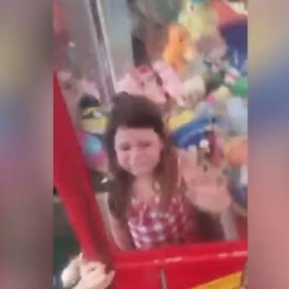 Момиченце се заклещи в машина за играчки опитвайки да спечели