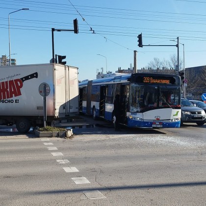 Катастрофа с автобус от градския транспорт и микробус стана във