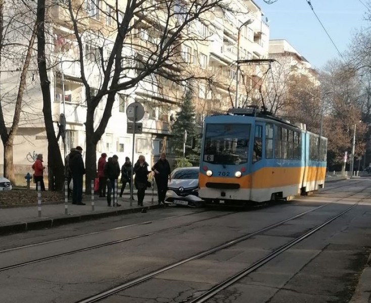 Отново: Трамвай и кола се блъснаха СНИМКИ