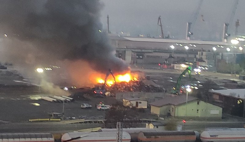 Пожар пламна на бургаското пристанище СНИМКИ