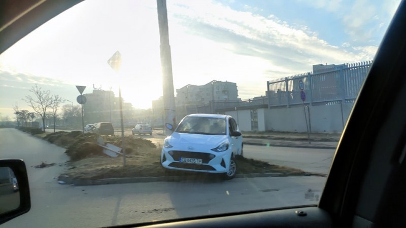 Хюндай изхвърча в тревата след сблъсък с джип в Пловдив  СНИМКИ