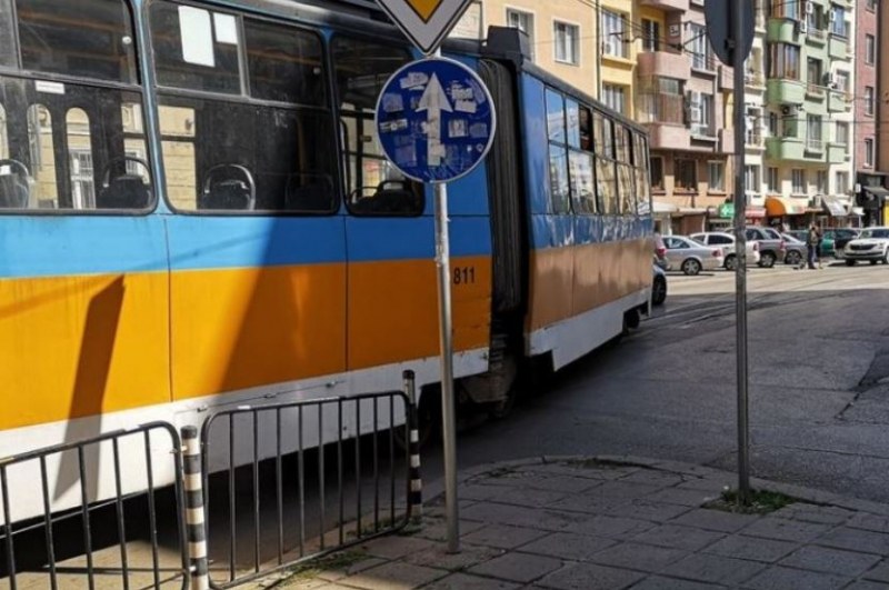 Трамвай аварира на пл. Славейков в посока Съдебната палата на