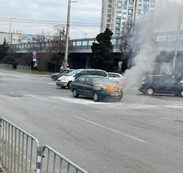 Лек автомобил гори в София. За това сигнализира очевидец.Огънят е