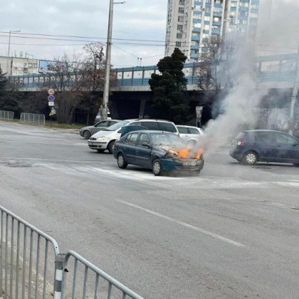 Кола гори на улица в София СНИМКИ