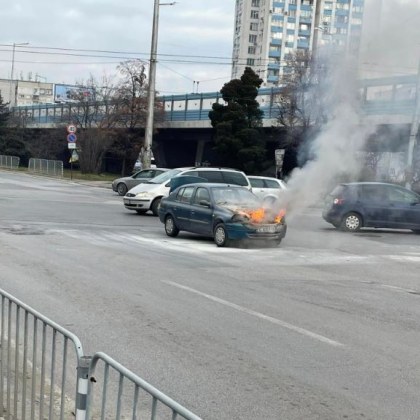 Лек автомобил гори в София За това сигнализира очевидец Огънят е