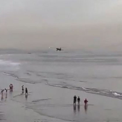 Малък едномоторен самолет падна на плажа Санта Моника в Калифорния