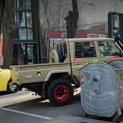 Пикап възмути пловдивчани. Така ли се паркира? СНИМКИ