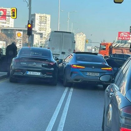 Пътен инцидент с две лъскави коли стана днес в София