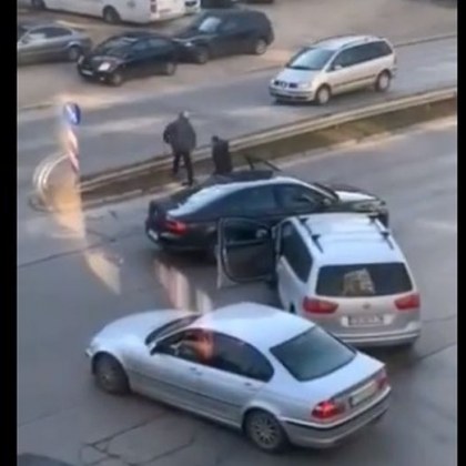 Страшен кютек на столичен булевард! Мъж излезе от колата и започна да налага друг ВИДЕО